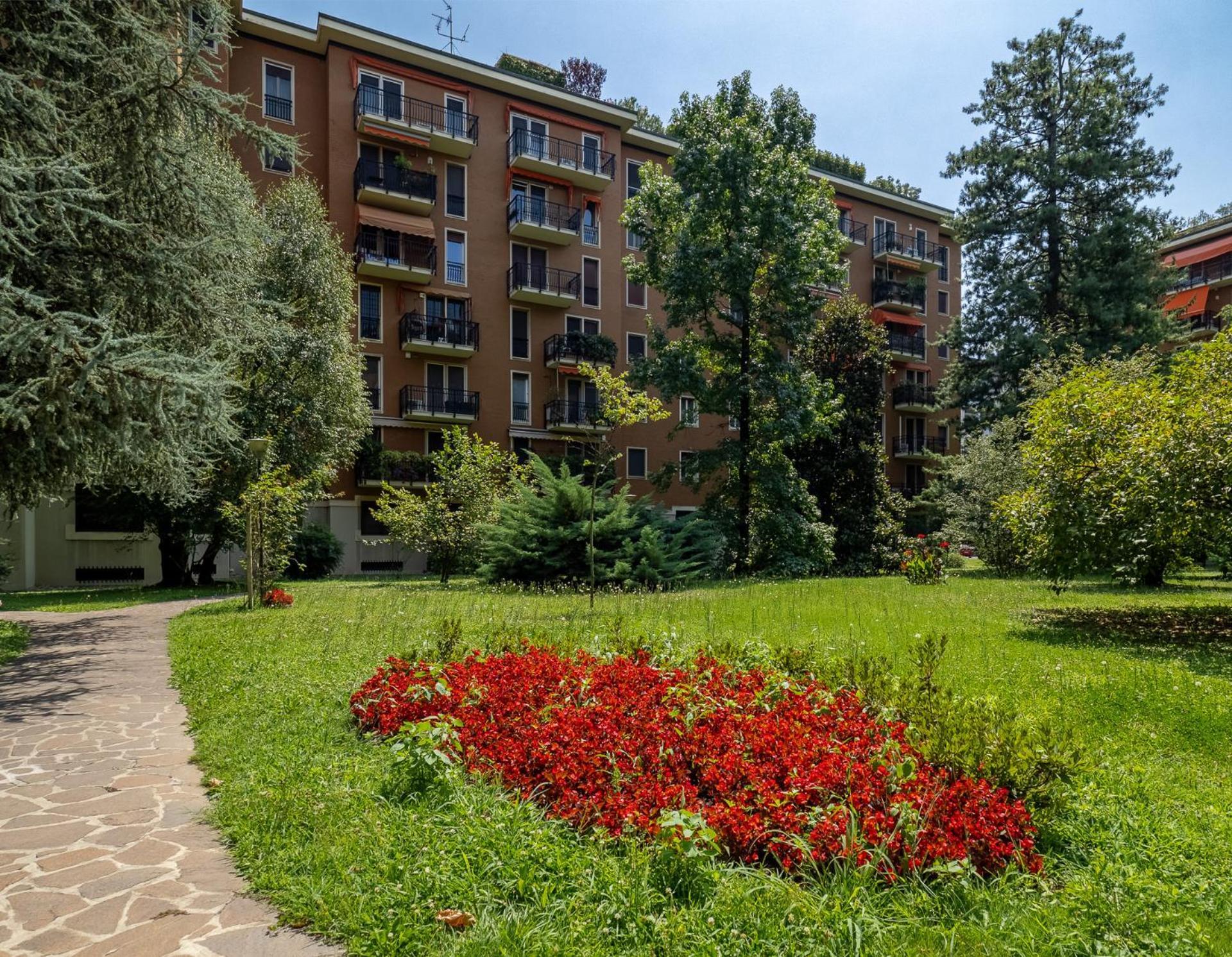 Stylish Flat With Balcony - 15 Min To Duomo Apartment Milan Luaran gambar